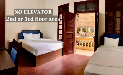 Chambre triple avec balcon — Hanoi Hidden Guest House